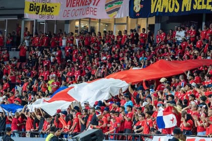 Los hinchas panameños alentando a su equipo en el último partido ante Surinam, por las eliminatorias Concacaf