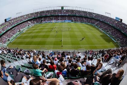 Los hinchas que colmaron las tribunas del estadio Manuel Martínez Valero cantaron el himno nacional
