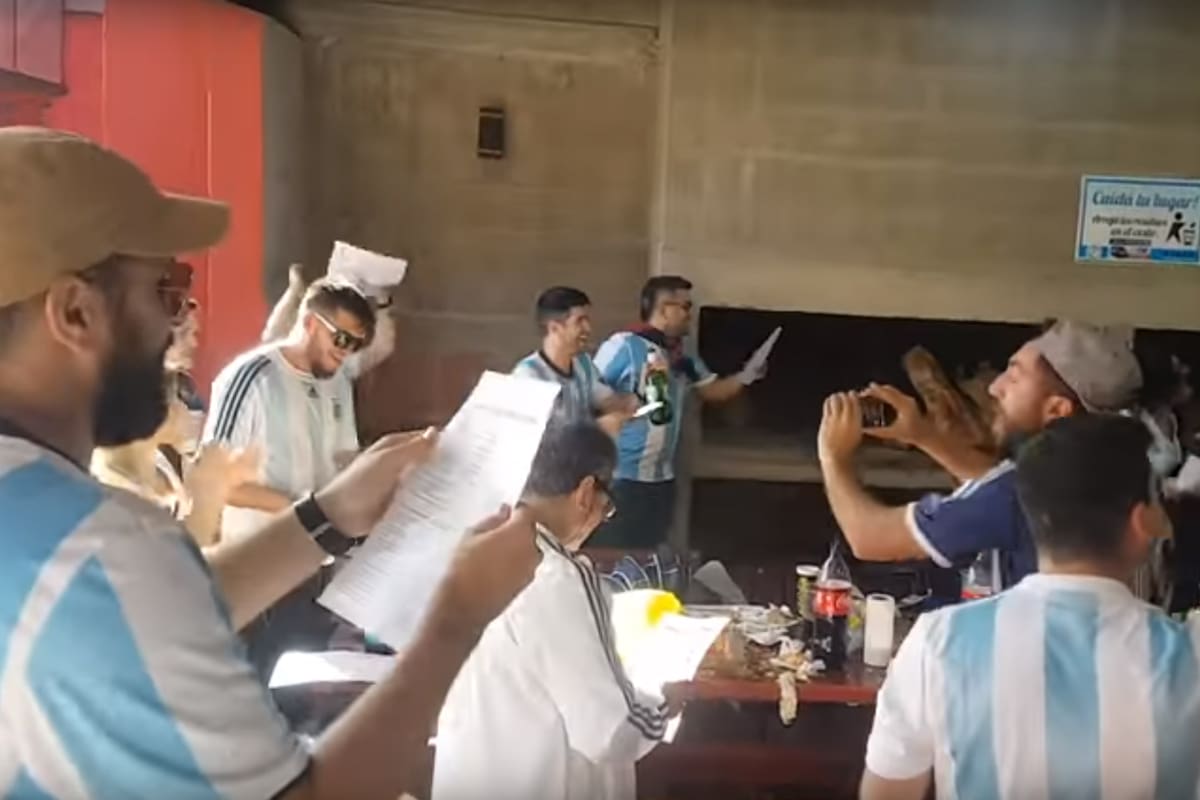 Los hinchas que viajarán al Mundial de Rusia 2018 intentan reflejar su pasión en una canción