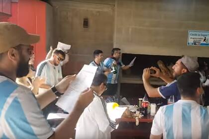 Los hinchas que viajarán al Mundial de Rusia 2018 intentan reflejar su pasión en una canción