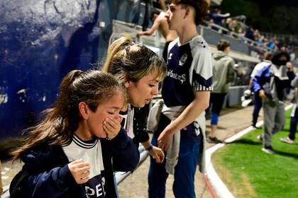 Los hinchas se resguardaron dentro de la cancha, mientras en las adyacencias la policía reprimía