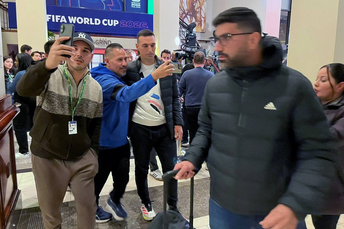 Los hinchas se toman selfies con Lionel Scaloni en su llegada a Washington; el entrenador de la Argentina hizo un rápido análisis de los escenarios que puede tener la selección en el Mundial de 2026.