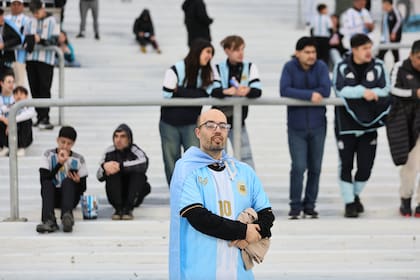 Los hinchas ya lucen la camiseta especial que la Argentina utilizará el partido del martes ante Benín, en la despedida de Lionel Messi