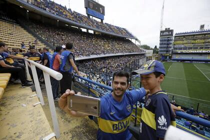 Los hinchas ya pueblan la tribuna