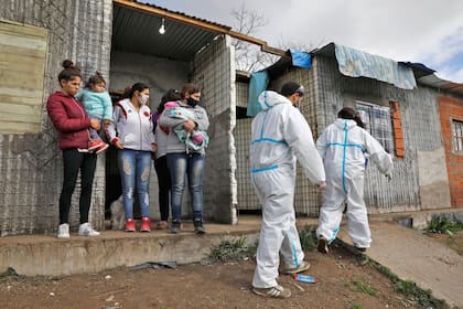 Los hisopados en este barrio de Quilmes marcan que el brote está controlado; aunque persisten las necesidades de los que no pueden trabajar y el temor a los desalojos