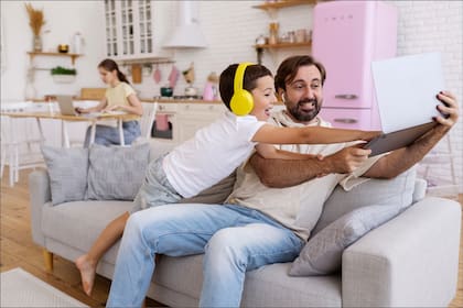 Los hogares participantes que cuenten con conexión a internet por cable en Chicago recibirán velocidades de descarga de 50 Mbps y de subida de al menos 5 Mbps