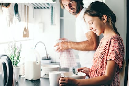 El hombre pasa más tiempo en casa y con los hijos, esto también impacta en la relación con la mujer