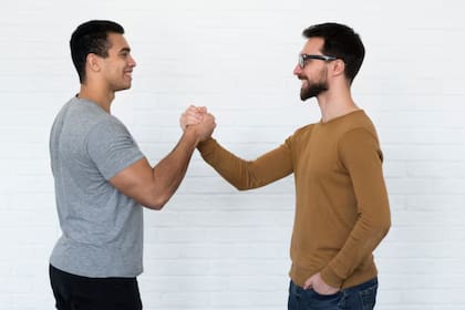 Los hombres en Estados Unidos se saludan con un apretón de manos