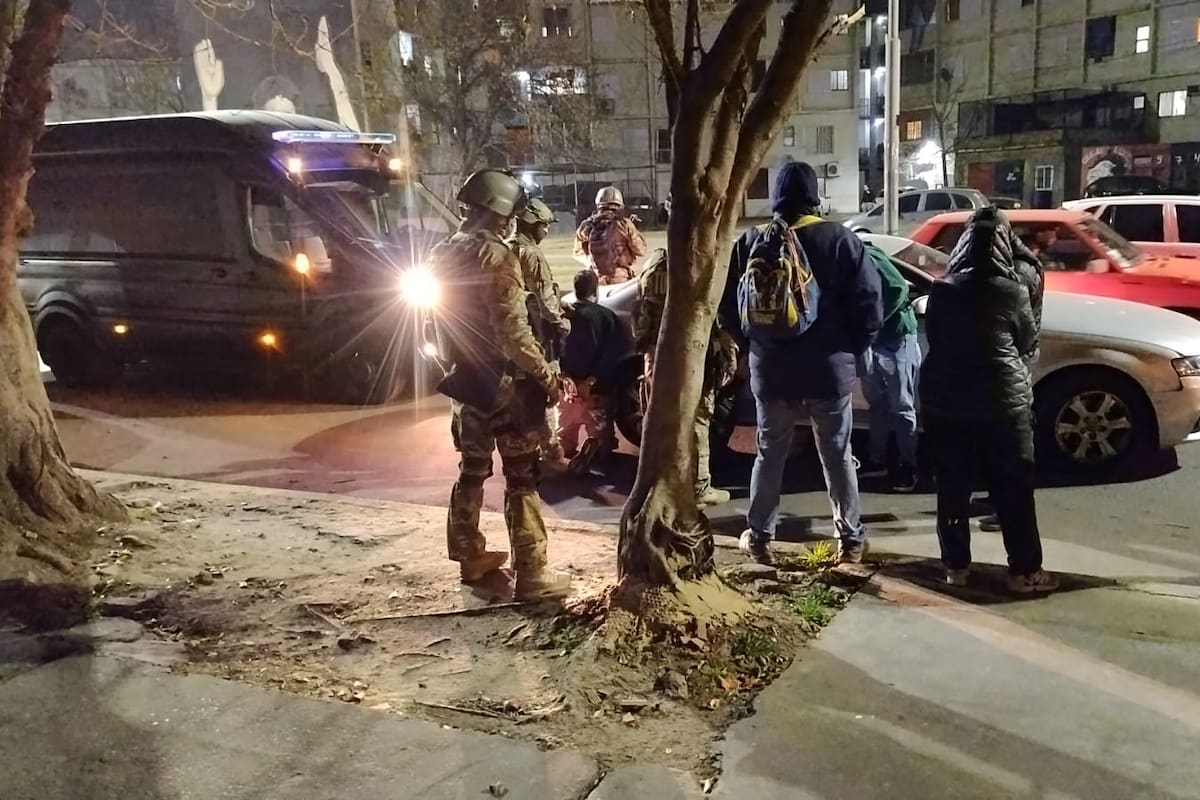 Los hombres fueron detenidos sin oponer resistencia.