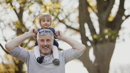 Los hombres que desean ser padres mayores deben sopesar la carga de trabajo que implica criar a un hijo