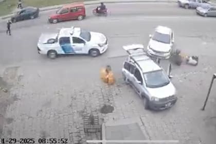 Los hombres que fueron embestidos estaban cargando garrafas a un auto