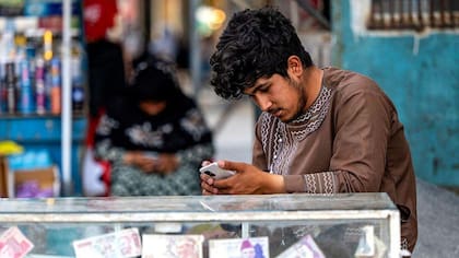 Los hombres tampoco tienen acceso al servicio de internet.