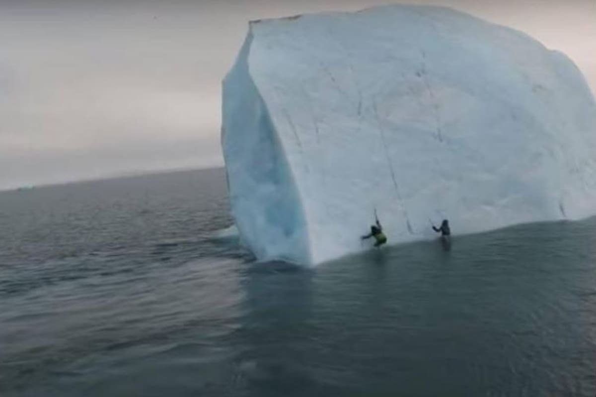 Los hombres tuvieron que saltar al agua para evitar ser aplastados por la masa de hielo. Foto: Captura de video