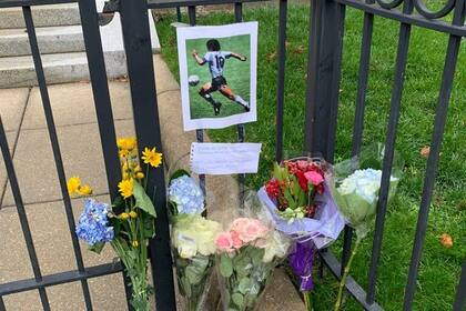 Los homenajes a Maradona dan la vuelta al mundo en las embajadas argenitnas