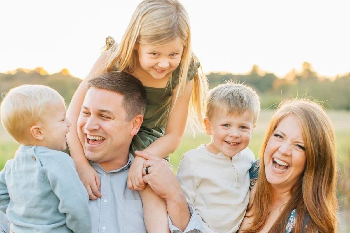 Los horarios flexibles permiten a Katelyn Alsop pasar tiempo con su esposo y tres hijos