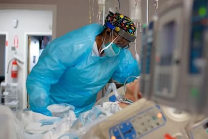 Los hospitales de EE.UU. han informado que el aumento de pacientes infectados ha aumentado en gran medida la presión sobre las instalaciones que ya estaban abrumadas por la pandemia