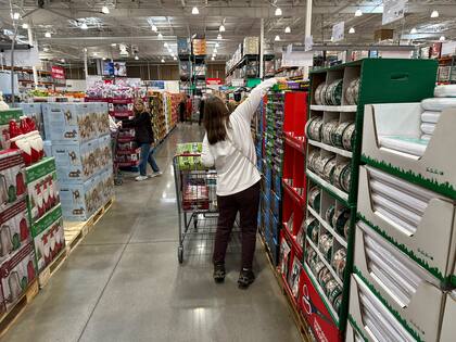 Los hot dogs de Costco por US$1,50 se convirtieron en un emblema de los patios de comida de la cadena (AP foto/David Zalubowski)