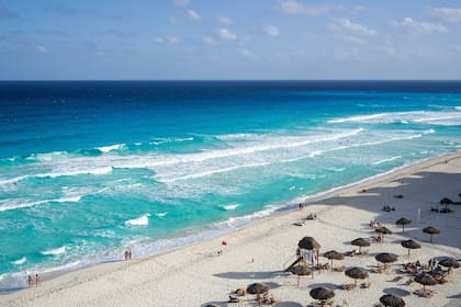 Los hoteleros esperan que las playas de Cancún vuelvan a la normalidad, tras un plan de promociones.