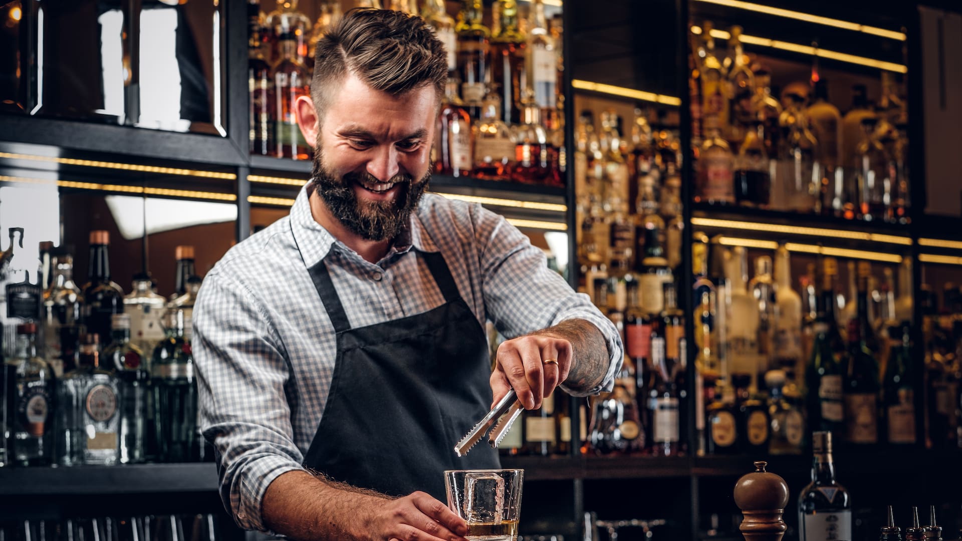 Los hoteles de lujo buscan personal temporario. Los puesto más requeridos son: mozos, cocineros y bartenders