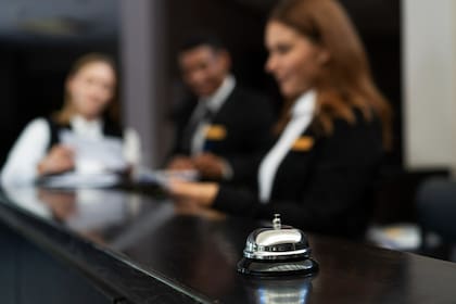 Los hoteles tendrían que informar cada día el número de habitaciones disponibles para que los responsables del programa repartan vales prepagados a las personas que los necesiten