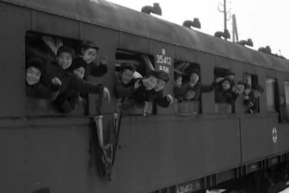 Los huèrfanos coreanos de la guerra, a su llegada a Parvomay, Bulgaria