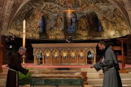 Los huesos de San Francisco de Asís se exhibirán al público, una bendición a medias para su ciudad
