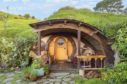 Los huéspedes tendrán acceso a 44 agujeros hobbit y un recorrido privado por la propiedad.