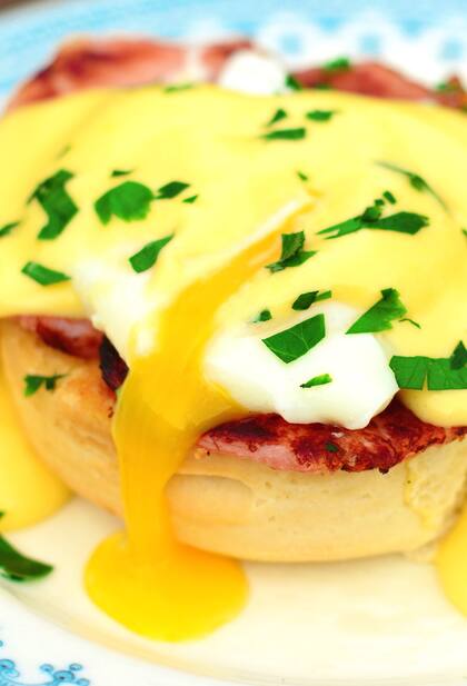 Los Huevos Benedictinos de Felicitas Pizarro, sobre figacitas tostadas con jamón horneado.