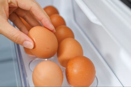 ¿Los huevos deben ser guardados en la heladera o por fuera? Esto dicen los expertos