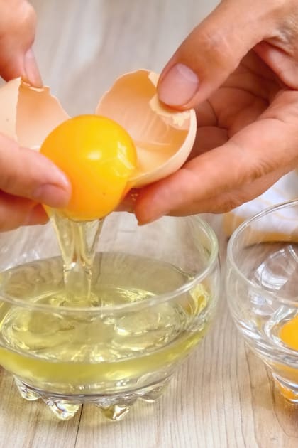 Los huevos que se utilicen crudos deben estar perfectamente pasteurizados antes usarlos.