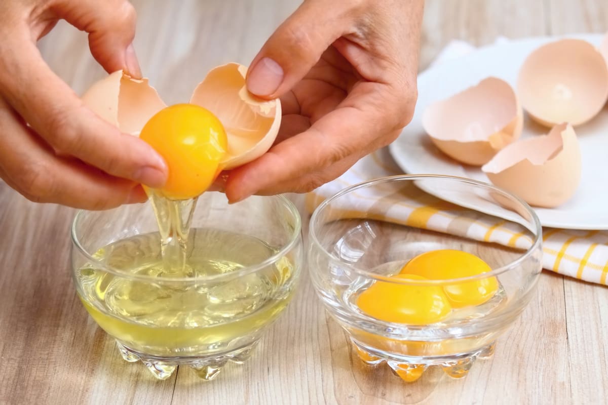 Los huevos que tienen hilitos blancos suelen indicar un dato clave sobre su frescura