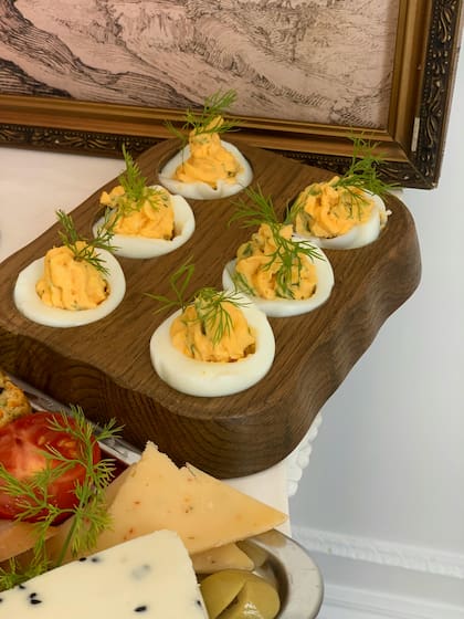 Los huevos rellenos son la entrada perfecta antes del plato principal de Navidad; son frescos y simples de hacer