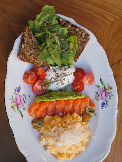 Los huevos revueltos con espinaca y tomate son una buena opción para desayunar sin harinas
