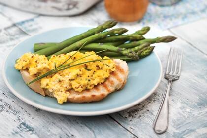 Los huevos revueltos son una excelente opción para el desayuno