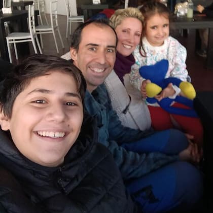 Los humanos de la familia multiespecie que armaron Carla y su esposo Gabriel.