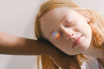 Los humanos somos seres amorosos, por eso desde que nacemos necesitamos recibir caricias como una muestra genuina de afecto