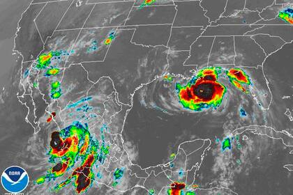 Los huracanes Nora (abajo a la izq) e Ida (der) sobre Norteamérica el 29 de agosto del 2021. Foto suministrada por la Administración Nacional de Estudios Oceánicos  y Atmosféricos. (NOAA via AP)