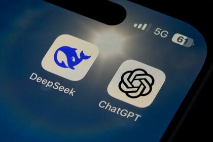 Los iconos de las aplicaciones de celular DeepSeek y ChatGPT se ven en una pantalla de celular en Beijing, el martes 28 de enero de 2025. (AP Foto/Andy Wong)