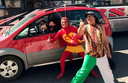 Los imitadores trabajan en la peatonal limpiando vidrios
