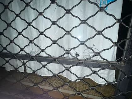 Los impactos de bala en el bar atacado por sicarios en Rosario