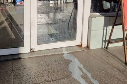Los impactos de bala en la puerta de entrada del minishop de la estación de GNC de Uriburu y Flammarion, en la zona sur de Rosario