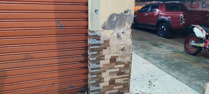 Los impactos de las balas quedaron marcados en las paredes del bar en Ecuador