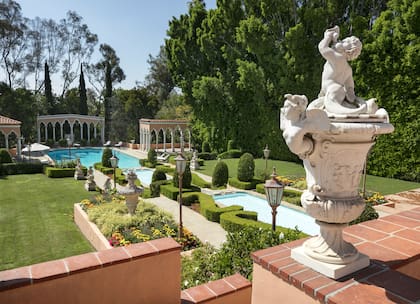 Los impecables jardines con identidad propia y la pileta con tres sectores