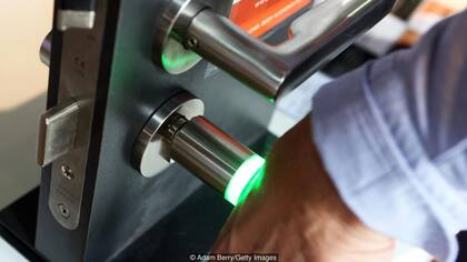 Los implantes de microchip pueden ser utilizados para actividades cotidianas, como desbloquear un teléfono o abrir una puerta en un edificio de oficinas
