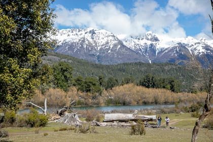 Los imponentes cerros cerros Bastión, de 2063 m, y Ventisqueros, de 2298 m son protagonistas del paisaje