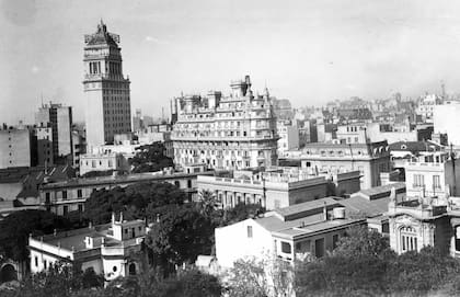 Los imponentes edificios Mihanovich y Estrugamou, en la década de 1930