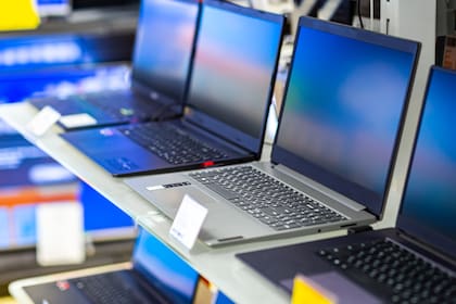 Los importadores hablan de una combinación de la devaluación del peso, la inflación y los cambios en la demanda y las estrategias de precios, aunque fuentes del sector también apuntan a un crecimiento del contrabando por la menor brecha cambiaria y a una mayor duración de los equipos, entre otras razones