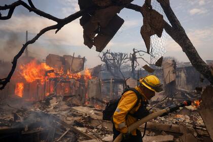 Los incendios arrasaron con más de 2.000 propiedades y dejaron al menos cinco víctimas fatales, (AP Foto/Etienne Laurent/Archivo)