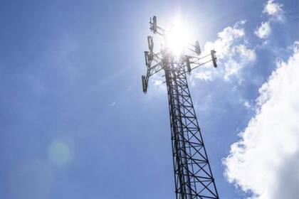 Los incendios de torres de telefonía celular en Birmingham y Merseyside están siendo investigados por las autoridades