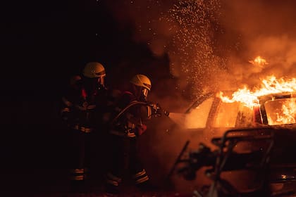 Los incendios de vehículos suelen ser provocados por problemas con el cableado eléctrico, el sistema de combustible, choques, o por cigarros